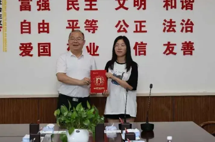 家门口的大学真好！榆林第一中学64名学生拿到榆林学院送上的录取通知书