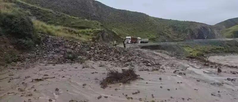 青海部分路段受降雨影响发生泥石流，部分路段交通管制！