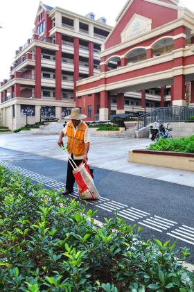 把励志标语刷在上学路上 东湖高新区焕新校园周边人行道