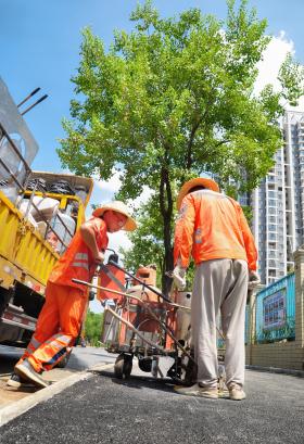 把励志标语刷在上学路上 东湖高新区焕新校园周边人行道