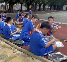 痛心！学生未订校内餐被赶到40°的教室外，晒着太阳，在操场吃饭