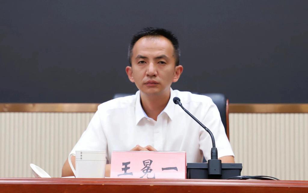 云南墨江原县长王冕一受贿案昨开庭：被控受贿389万，去年任上投案